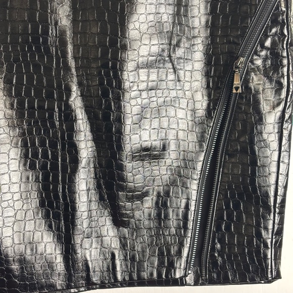 GUESS Faux Leather Croc Embossed Pencil Skirt Black Zip Detail | Size Large - Picture 4 of 7